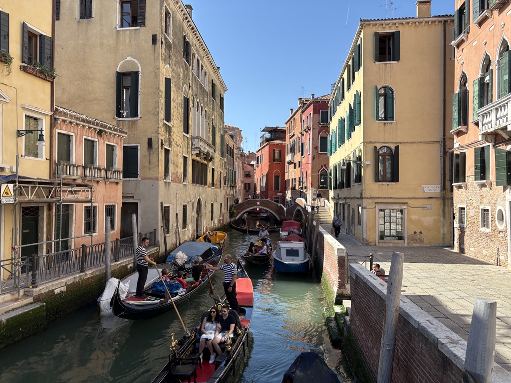 канал в Венеции с гондолами