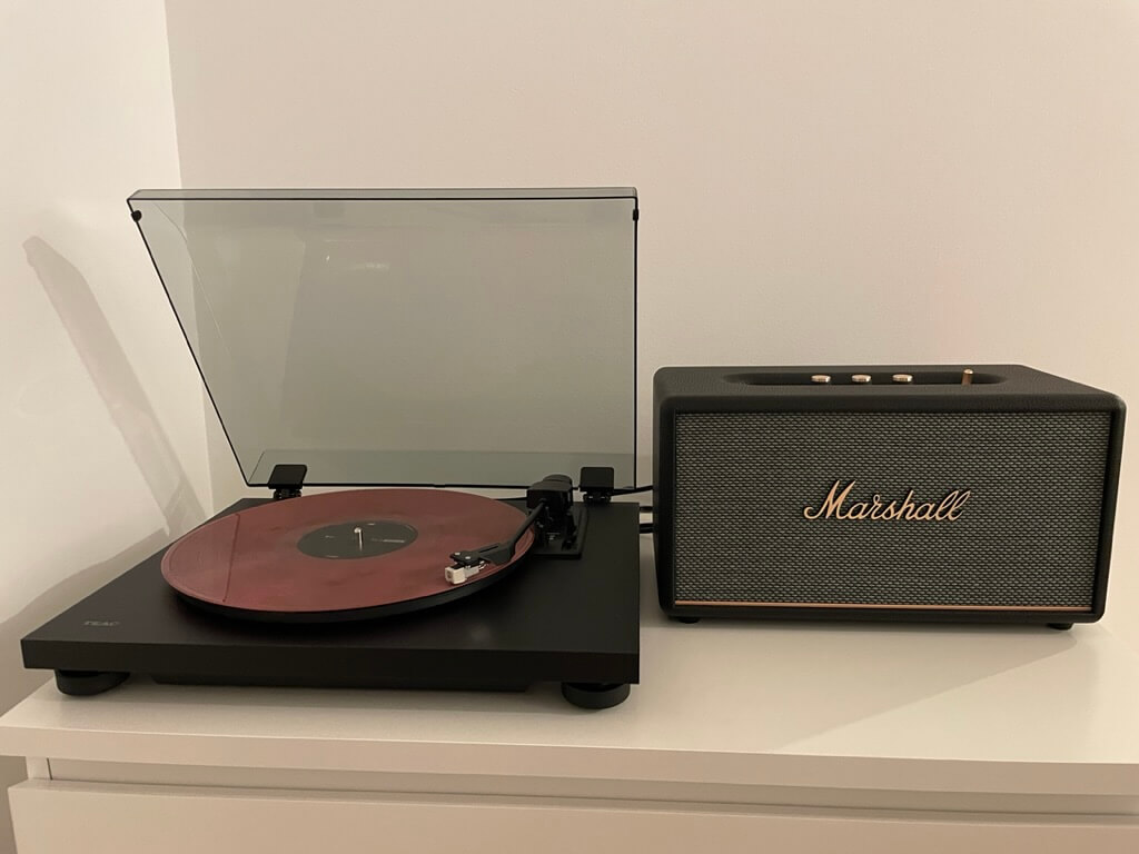 виниловый проигрыватель и колонка